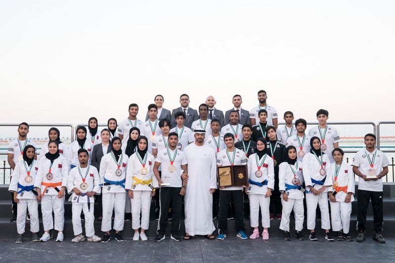 محمد بن زايد يتوسط الأبطال