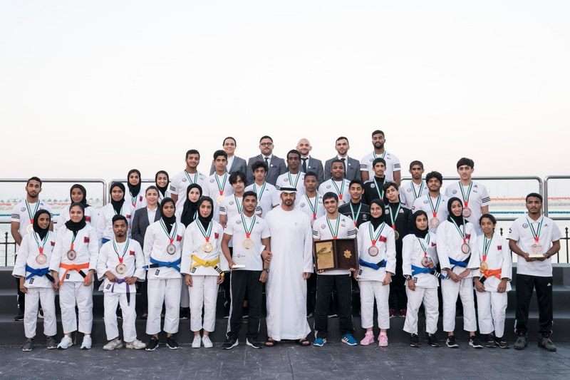 محمد بن زايد يتوسط الأبطال