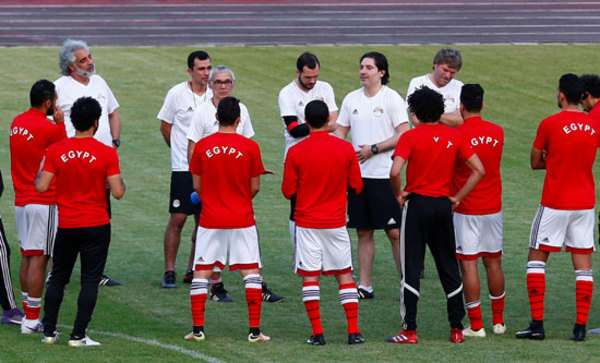 كوبر مع لاعبي المنتخب