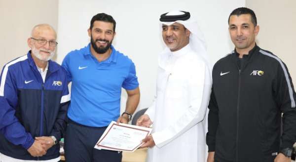 الزراع يسلم الشهادات التدريبية