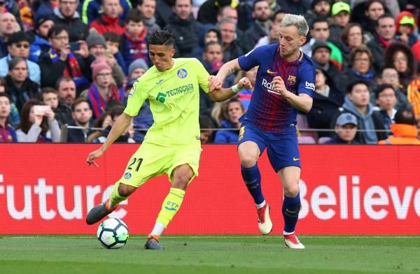 فيصل فجر في مواجهة برشلونة