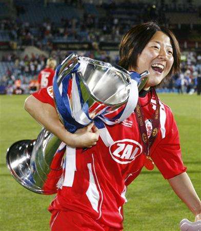 يوكي ناغاساتو تحمل كأس دوري أبطال أوروبا