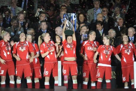 لاعبات فريق بوتسدام يرفعن كأس دوري أبطال أوروبا