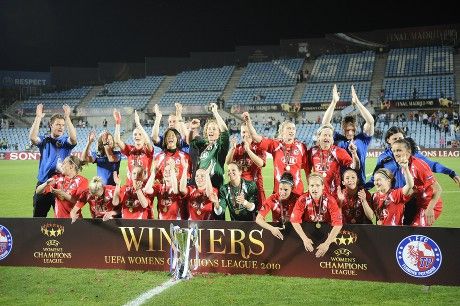 زميلات ناغاساتو يحتفلن باللقب الأوروبي الكبير