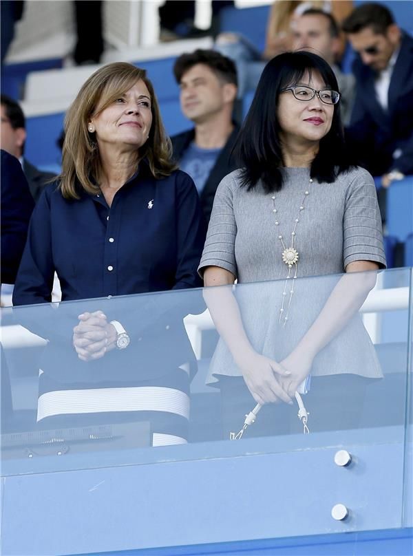 فيكتوريا بافون (يسار)