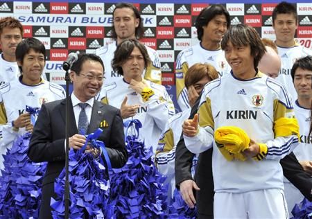 السيد أوكادا ( يسار ) وبجانبه ناكامورا يتحدثون مع الجماهير 