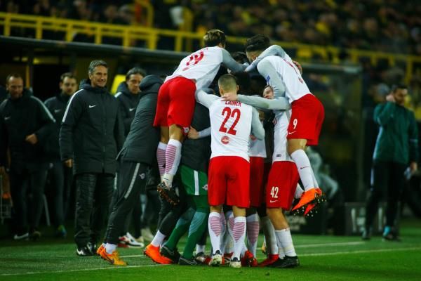 فرحة لاعبي سالزبورج 