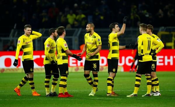 رويس مع لاعبي دورتموند