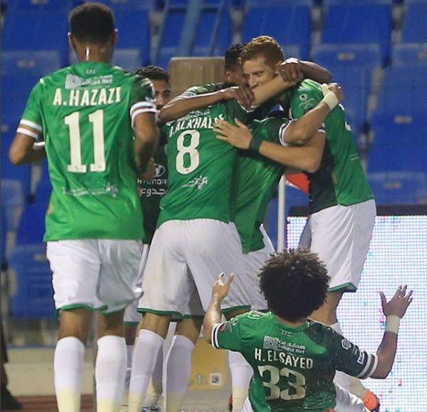 حسين السيد مع لاعبي الاتفاق(أرشيفية)