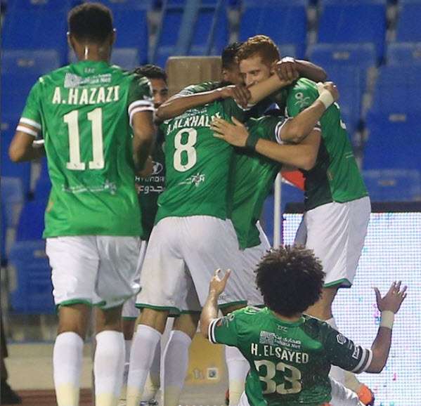 حسين السيد مع لاعبي الاتفاق(أرشيفية)