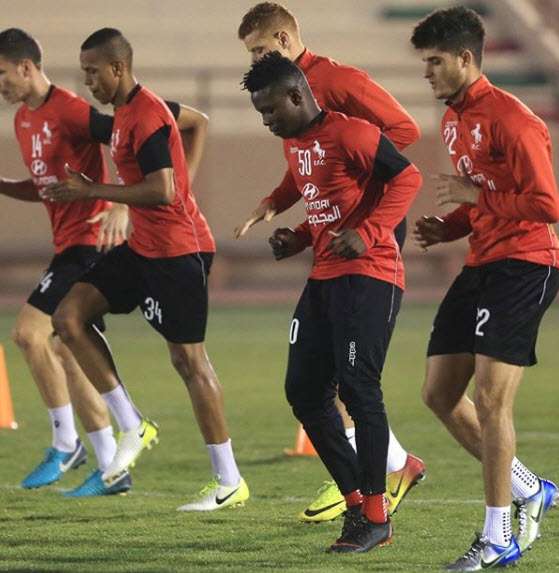 أحمد الشيخ مع لاعبي الاتفاق