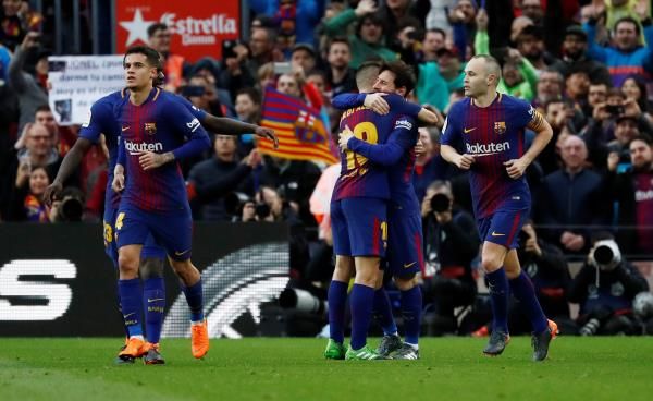 ميسي مع لاعبي برشلونة