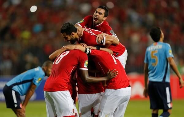 جونيور أجاي مع لاعبي الأهلي