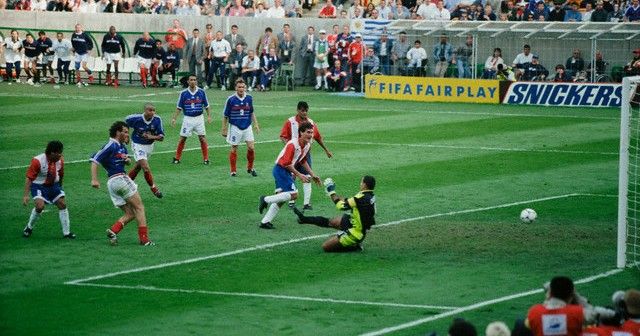 من مباراة فرنسا وباراجواي 1998