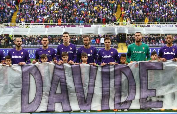 لاعبو فيورنتينا يحملون لافتة مكتوب عليها اسم الراحل