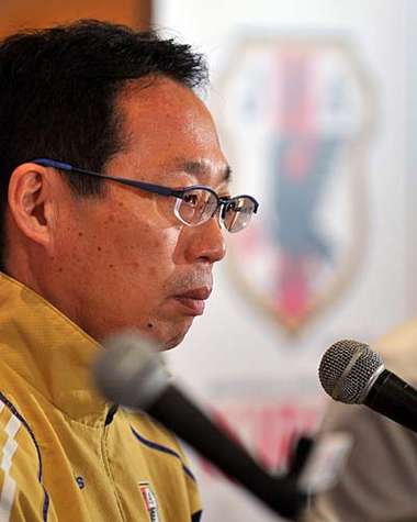 مدرب المنتخب الياباني السيد تاكيشي أوكادا في المؤتمر الصحفي