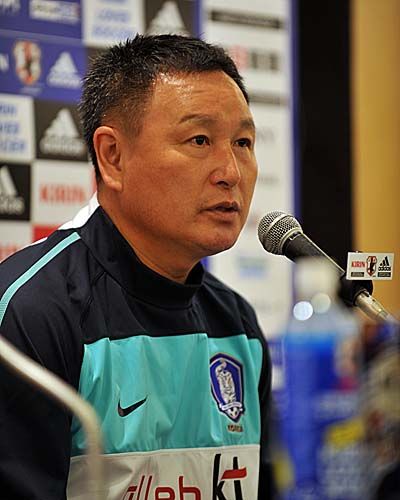 مدرب كوريا الجنوبية السيد هوه جونغ مو في المؤتمر الصحفي