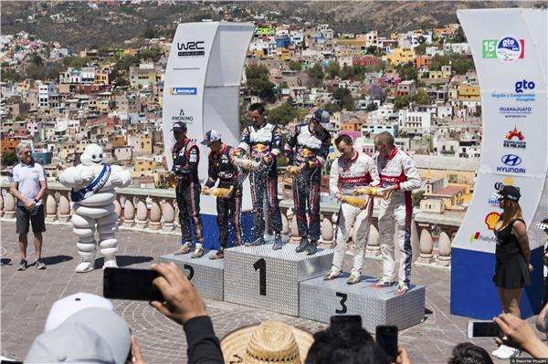 جانب من التتويج