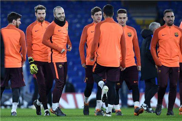 إنييستا بين لاعبي برشلونة