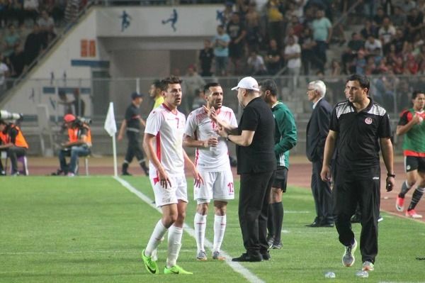 نبيل معلول مع لاعبي تونس