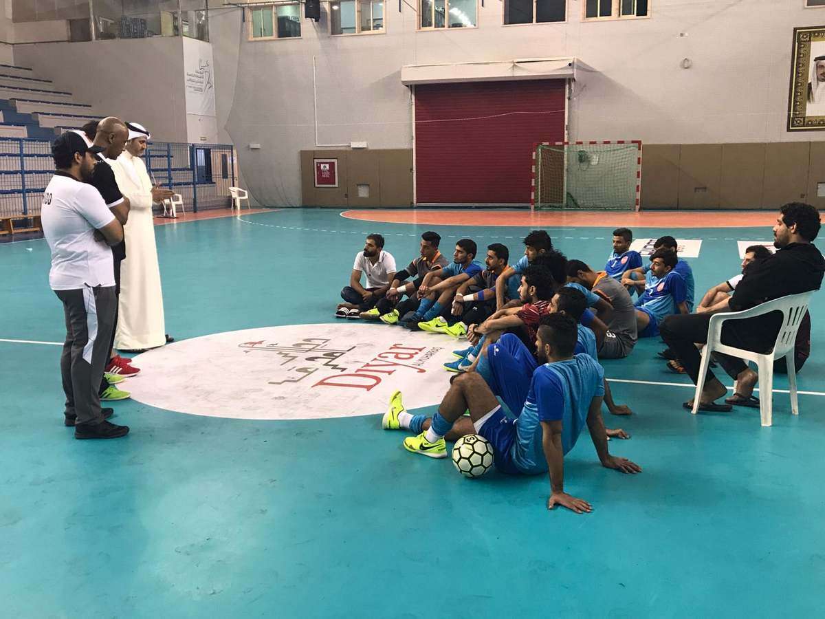 عارف المناعي خلال زيارته تدريب منتخب الصالات