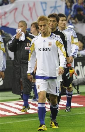 كيسوكي هوندا في حالة حزن بعد الخسارة 