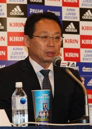 السيد أوكادا يقدم إعتذاره للصحفيين وإيضاً للجماهير اليابانية 