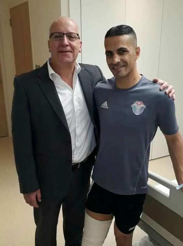 الخالدي مع الطبيب الخياط بعد العملية