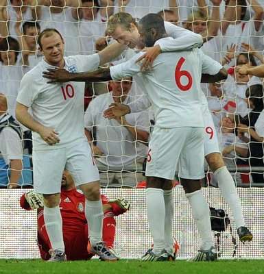 فرحة لاعبي انجلترا بهدف بيتر كراوتش