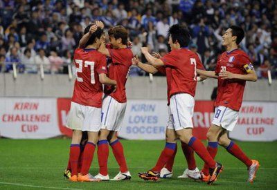 فرحة لاعبي كوريا بتسجيل الهدف الثاني في مرمي اليابان