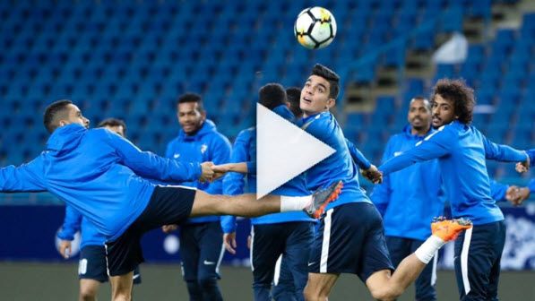 أحمد أشرف مع لاعبي الهلال