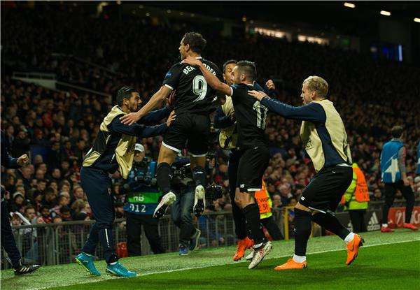 بن يدر يحتفل مع لاعبي إشبيلية