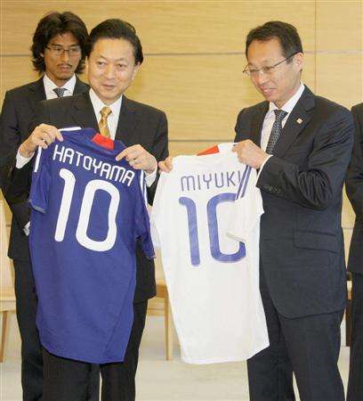 رئيس الوزراء السيد هاتوياما ألتقى بمدرب المنتخب الياباني أوكادا صباح اليوم