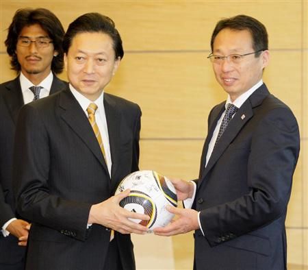 السيد هاتوياما ( يسار ) في صورة تذكارية مع المدرب أوكادا