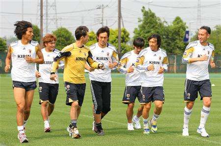 لاعبي المنتخب الياباني في آخر تدريباتهم بالأراضي اليابانية