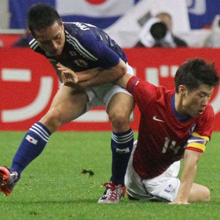 يوتو ناغاتومو ( يسار ) بعد نجاحه في إيقاف خطورة الكوري بارك جي سونغ