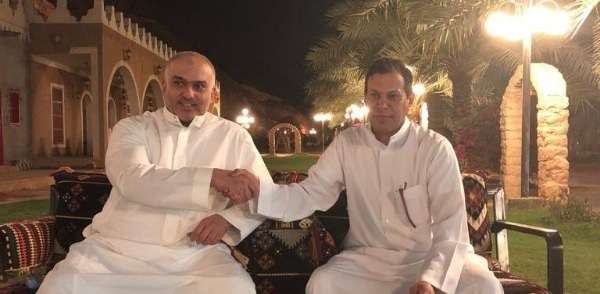 سلمان المالك (يسار)