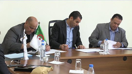 حسان حمّار (يسار)