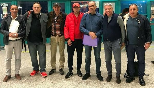 الطاقم مع مسؤولي النادي