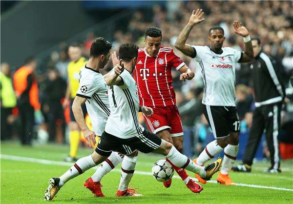 تياجو محاصر بين لاعبي بشكتاش