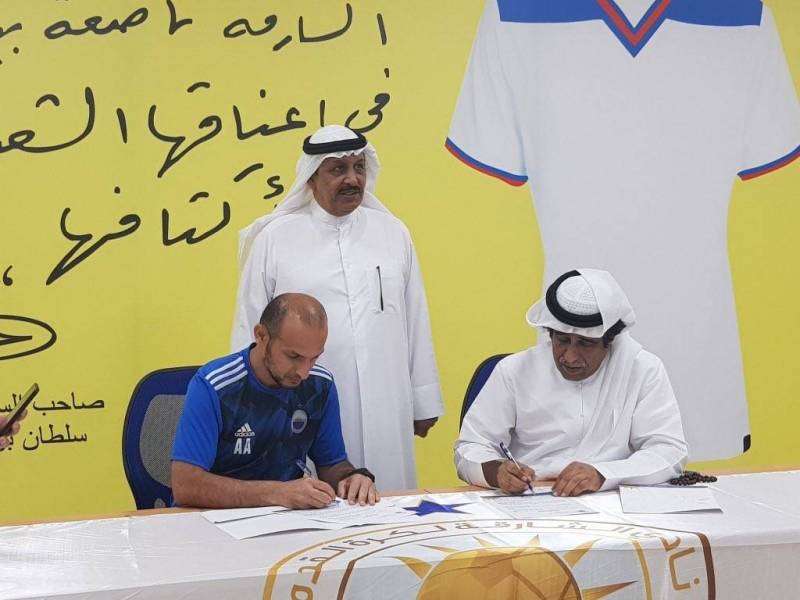 خلال توقيع العقود