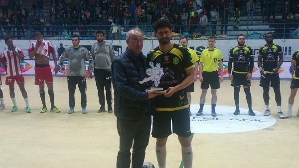 حسام حمام خلال تسلمه جائزة أفضل لاعب