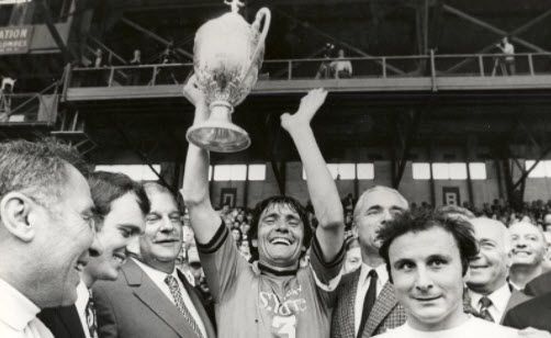 إحدى الكؤوس التى توج بها رين