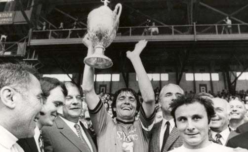 إحدى الكؤوس التى توج بها رين