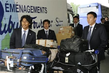 لاعبي المنتخب الياباني عند وصولهم لسويسرا