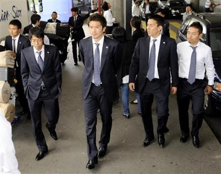 من اليمين ( ناغاتومو - هاسيبي - إيواماسا - كينغو ناكامورا ) عند وصولهم لسويسرا