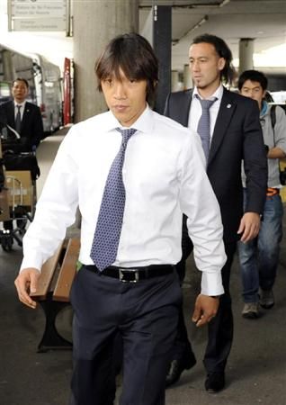 شونسوكي ناكامورا وخلفه المدافع توليو تاناكا عند وصولهم لسويسرا