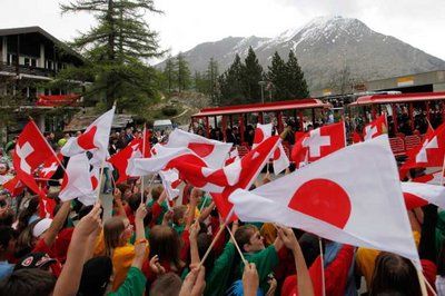 الجماهير السويسرية ترحب بقدوم المنتخب الياباني 