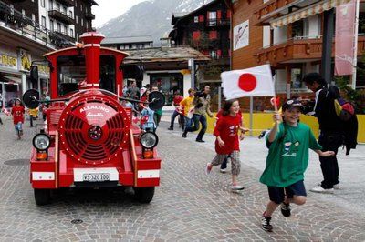 أطفال سويسرا كانوا برفقة لاعبي المنتخب الياباني