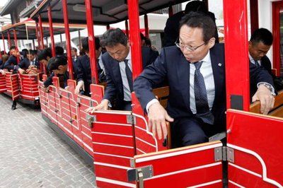 لاعبي المنتخب الياباني في الحافلة التي أوصلتهم للفندق